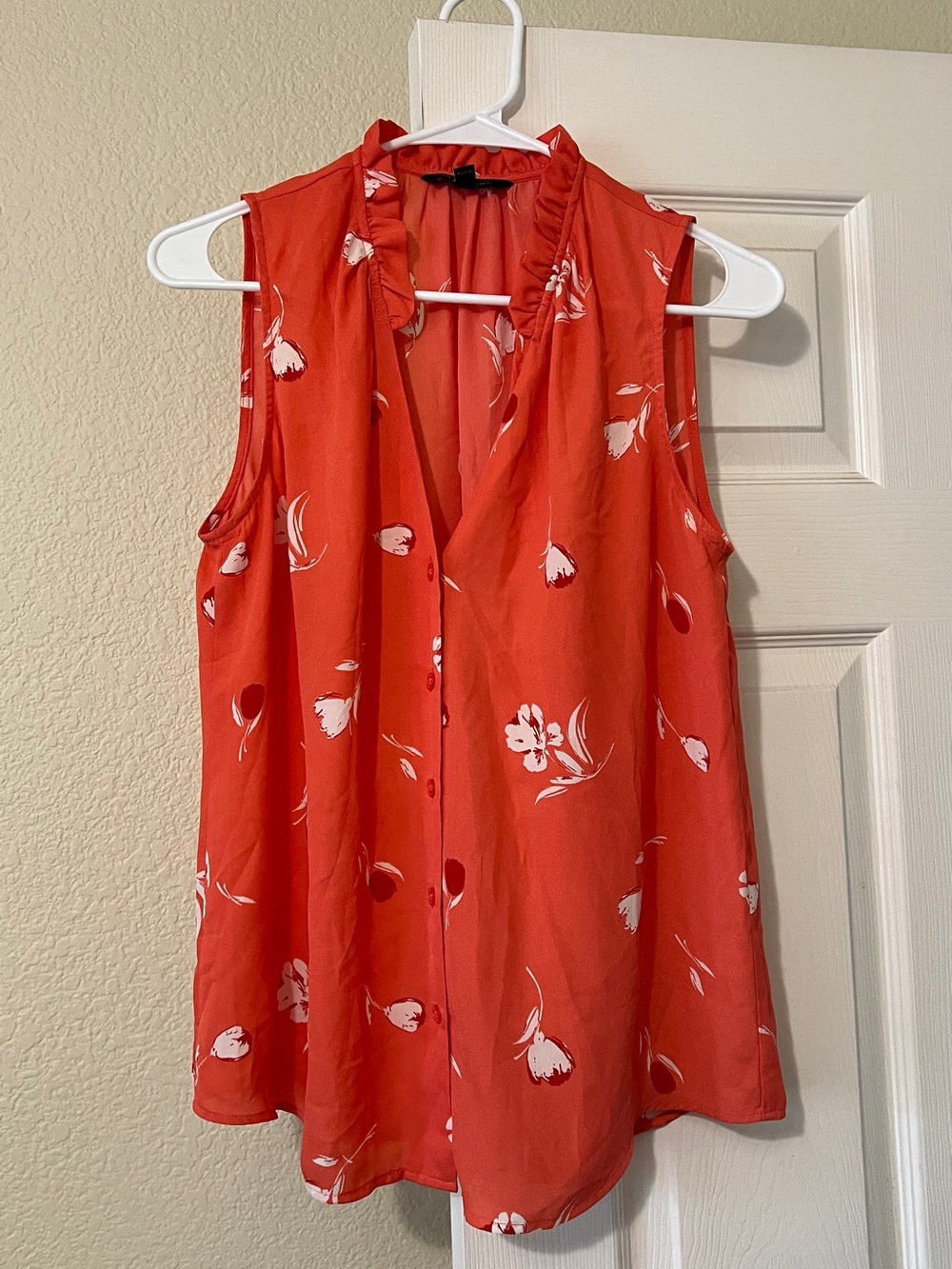 Banana Republic Sleeveless Floral Button-Front Blouse in Coral